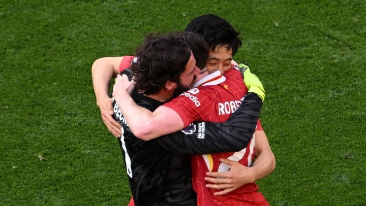 日本代表vsブラジル戦、負傷欠場した日本代表主将とブラジル代表守護神が一緒に試合を見ていた！