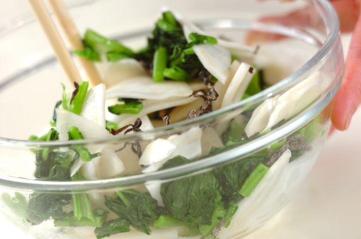 箸休めに 簡単カブの塩昆布和えの作り方1