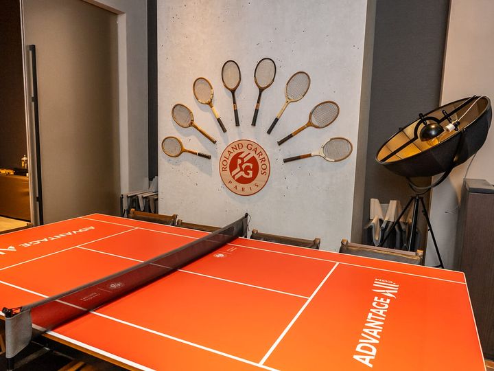 卓球台が「レッドクレーコート」に変身