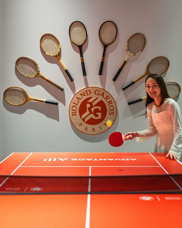 レッドクレーコートに変身した卓球台