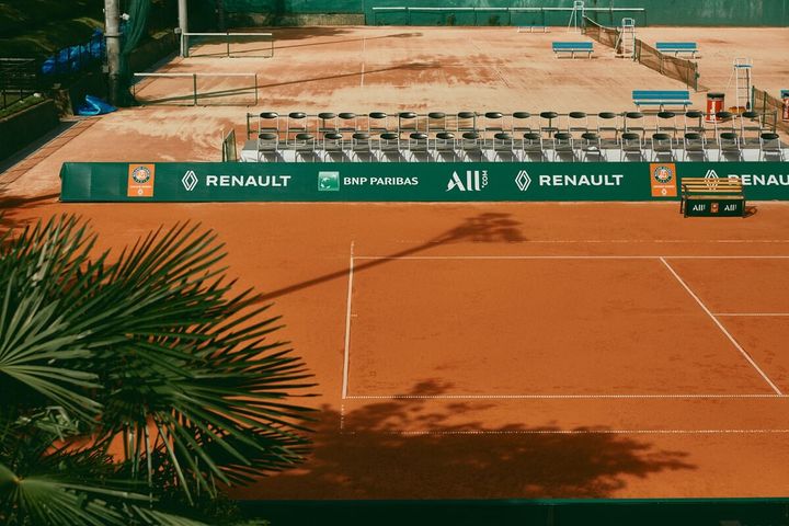 赤土のテニスコート「レッドクレーコート」 Photo @FFT