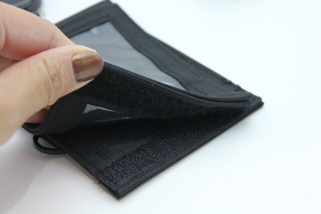 ダイソーのリール付カードケース 内側両面ポケットは面テープで閉じられる