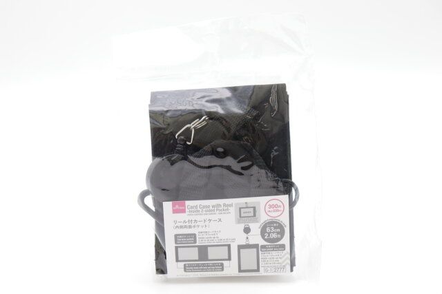 ダイソーのリール付カードケース 内側両面ポケットのパッケージ