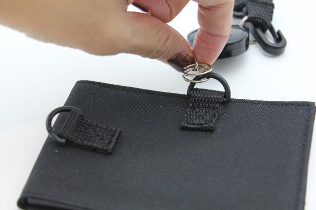 ダイソーのリール付カードケース 内側両面ポケットは縦横兼用で使える