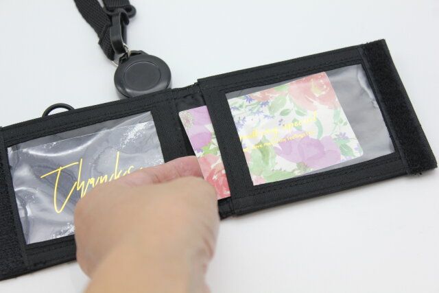 ダイソーのリール付カードケース 内側両面ポケットはカードを収納しやすい