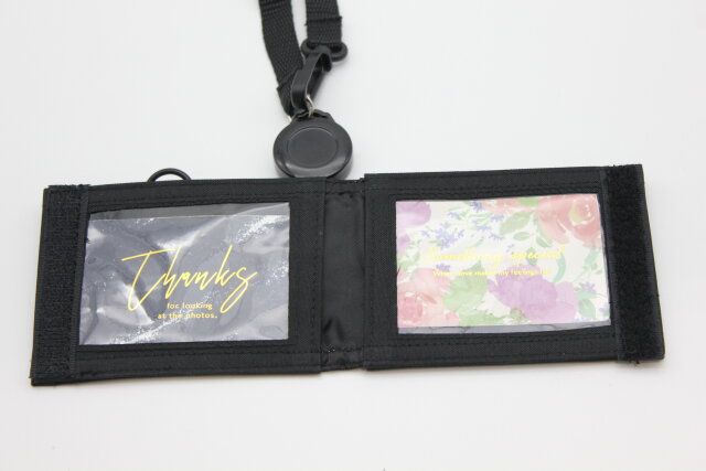 ダイソーのリール付カードケース 内側両面ポケットはカードを見開きで収納できる