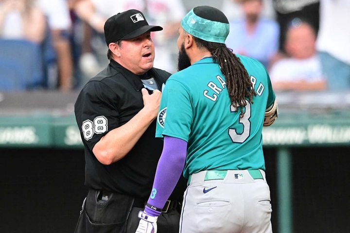 ダグ・エディングス審判（左）とマリナーズのJ.P.クロフォード（C）ロイター