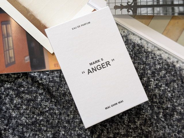 MAI OHW MAI MARK 5 香水 ボトルを手に持った様子