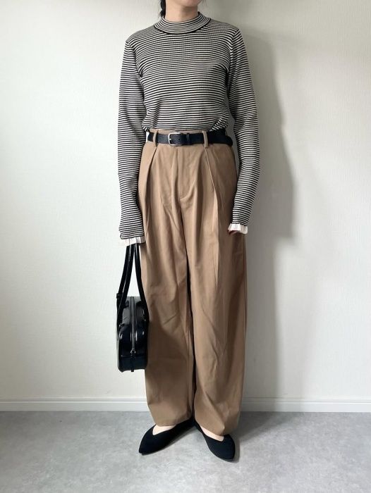 GUのベージュの「バレルレッグスラックス」