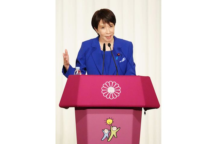 自民党総裁後、就任記者会見する高市早苗新総裁（2025年10月、時事）