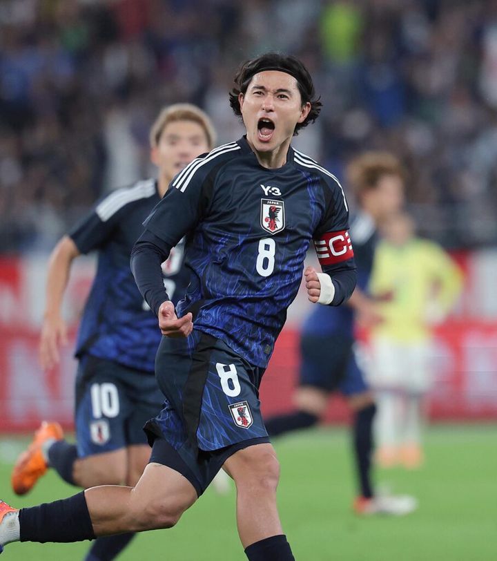 ブラジルから歴史的勝利を飾った森保一監督は「選手もスタッフも、ホームでブラジルに勝つ、そして我々が成長するということで、みんなが努力してくれたことが結果につながって良かったと思います。普段だったら黄色になってしまうスタジアムを本当に青色にしていただいて、テレビの前でも我々に念を送ってくださったサポーターがいて、選手たちがほんとに頑張ってくれました」と喜びました。