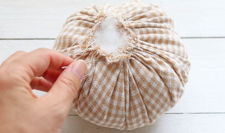 中心の穴を縫う