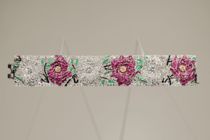 《絡み合う花々、赤と白のローズ ブレスレット》（1924年）プラチナ、エメラルド、ルビー、オニキス、イエローダイヤモンド、ダイヤモンド ©Van Cleef & Arpels