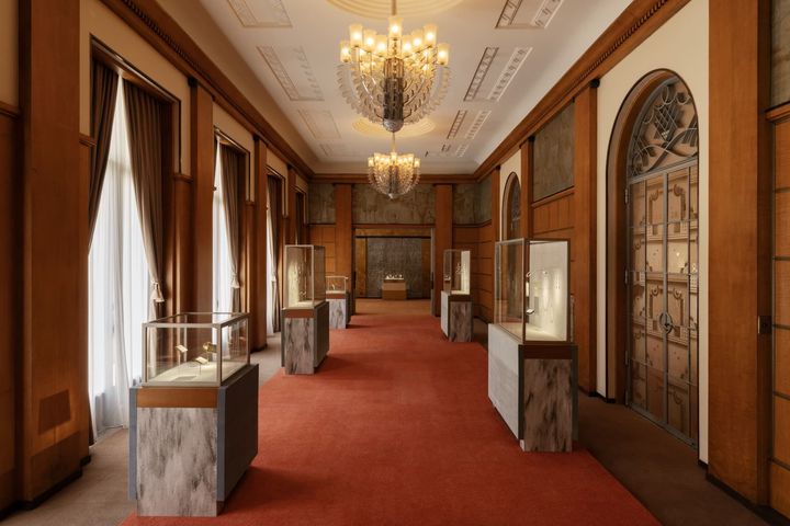 会場風景 東京都庭園美術館 本館 大客室 ©Van Cleef & Arpels