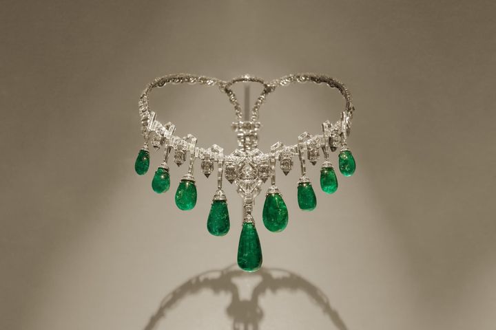 《コルレット》（1929年）プラチナ、エメラルド、ダイヤモンド ©Van Cleef & Arpels