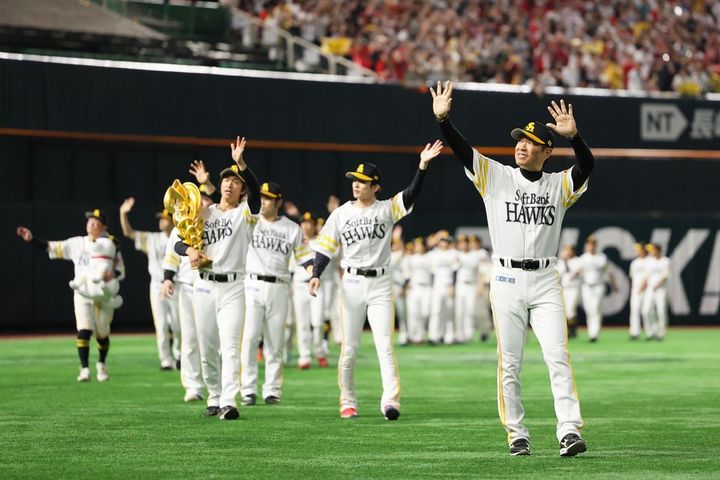 プロ野球・ソフトバンク－日本ハム、場内一周する小久保監督ら（2025年09月撮影、時事）