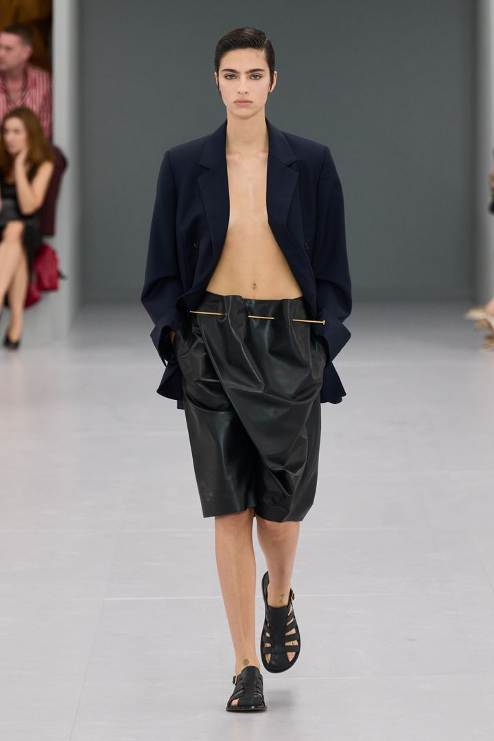 ロエベ 2024年春夏コレクションより。