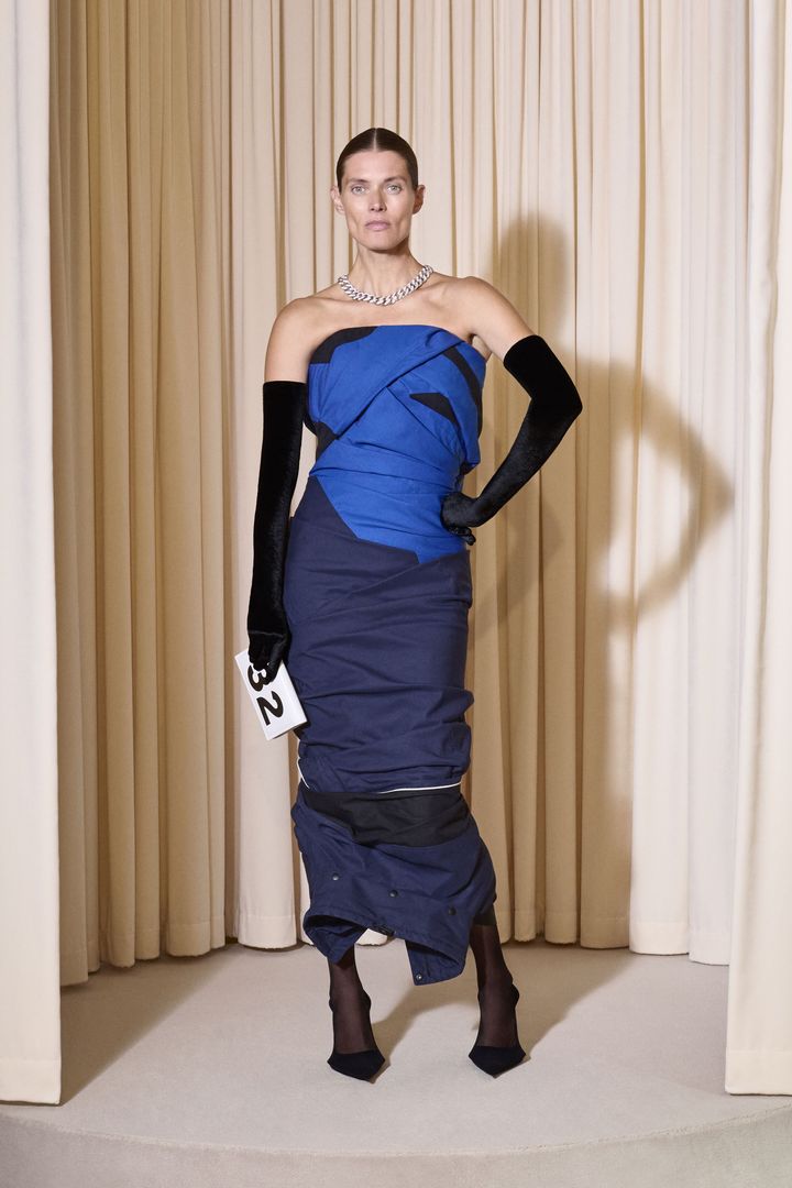 バレンシアガ 2024-25年秋冬コレクションより。