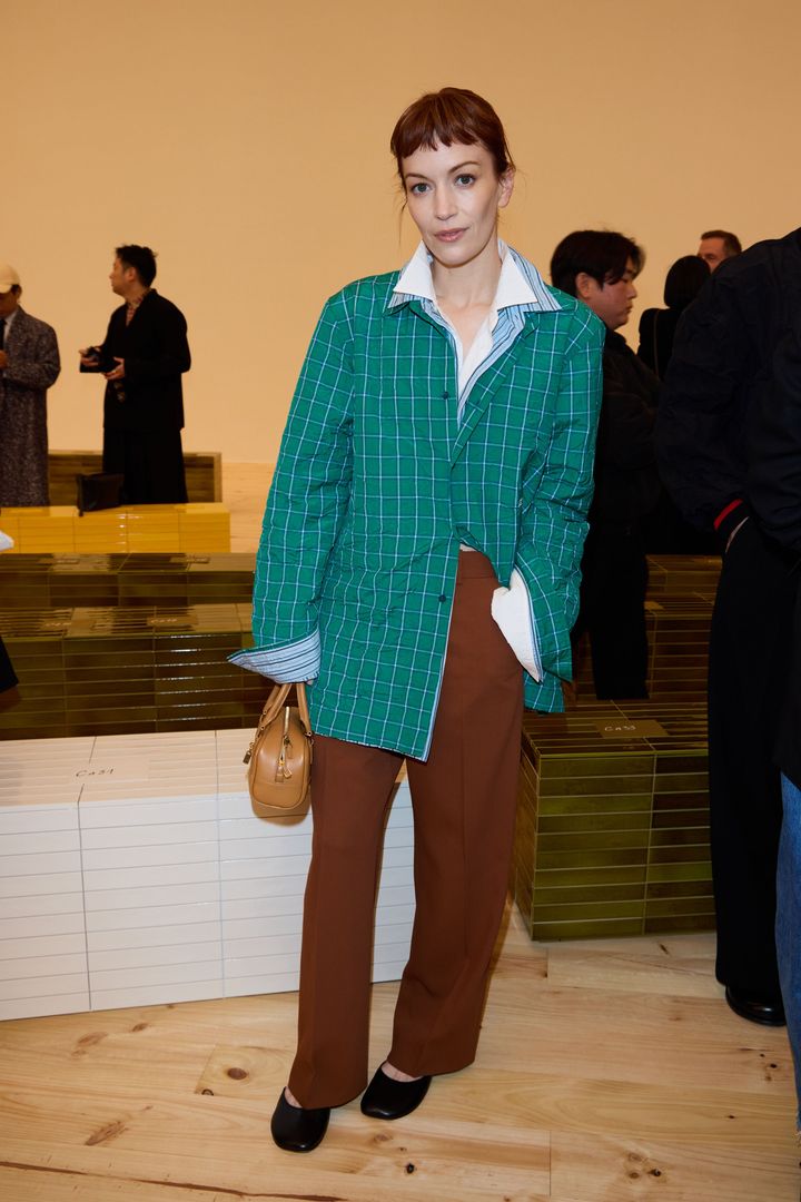 ロエベ 2026年春夏コレクションに出席したブリット・ロウワー。