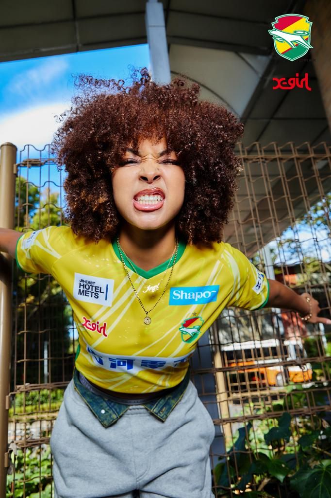 ストリートブランド「X-girl」が女子サッカーのユニフォームをおしゃれに公開！