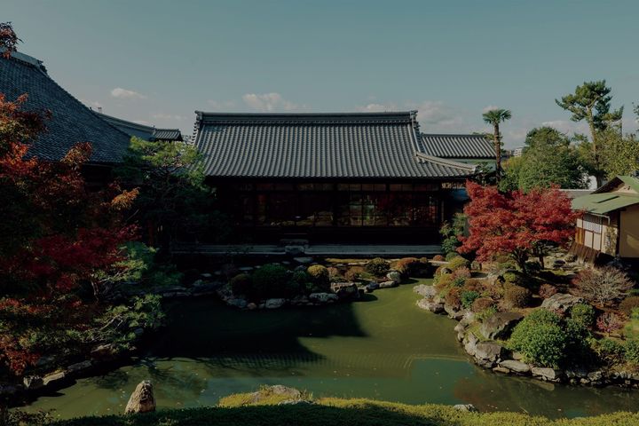 庭園の北側には水月亭と臨池亭という茶室が2軒あり、展覧会のテーマに即した現代茶席も随時開催される。