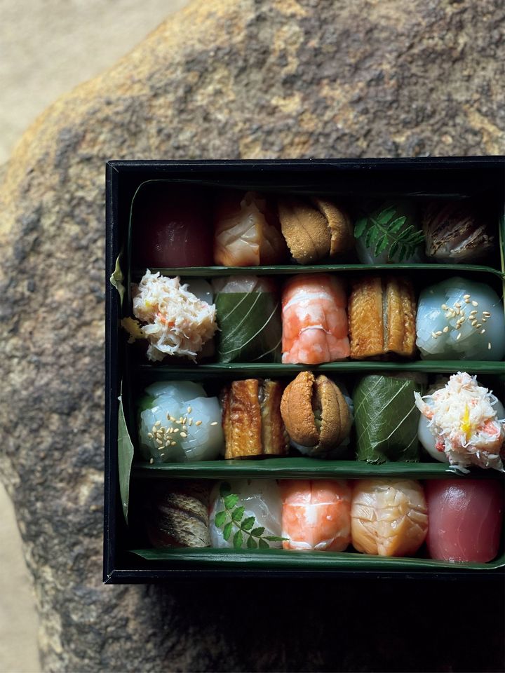 旬の魚が美しく並ぶ手毬寿司。数種の酢を合わせた酢飯も美味。