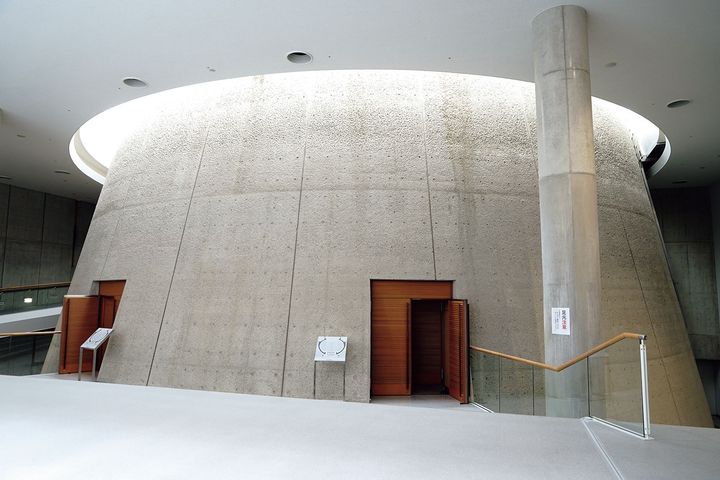 建築家・高松伸の名作として知られる東本願寺視聴覚ホールでは、11月1日にトークイベントを開催する。Photo_ Courtesy of Higashi Honganji Temple