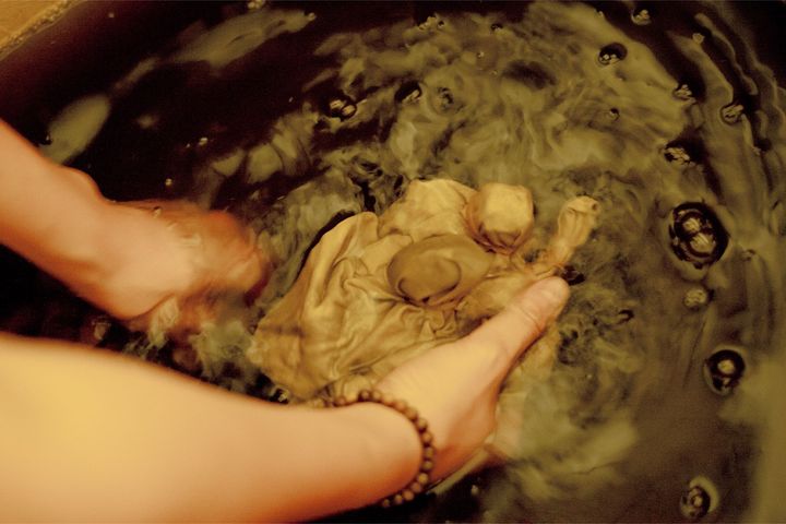 子ども連れ向けの茶染めのワークショップも人気。