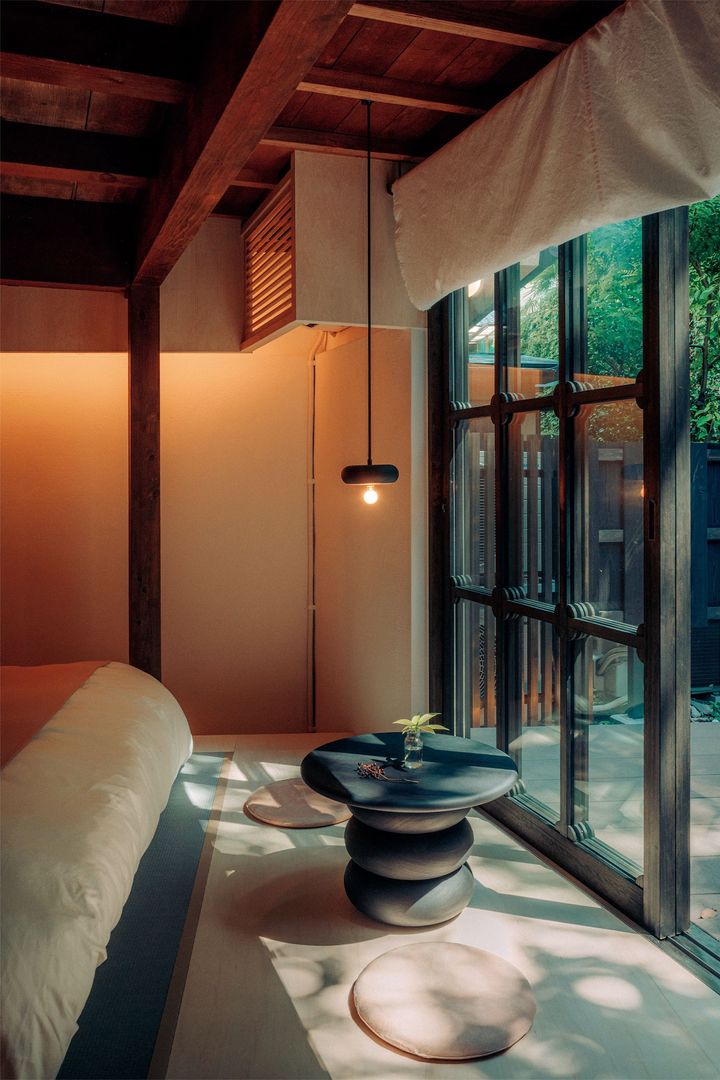 寝室には、庭からやわらかい光が射し込む。Photo_ Kentaro Takahashi