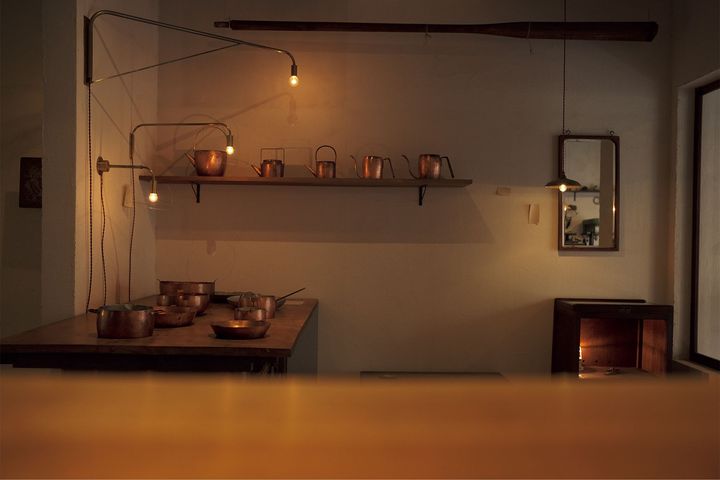 やさしい光が灯るアトリエでの展示風景。