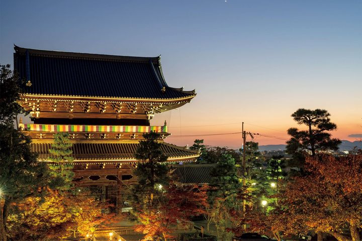 1860年完成の高さ23メートルの山門。特別拝観時に上ることができる楼上から見る夕暮れは、息を呑む美しさだ。