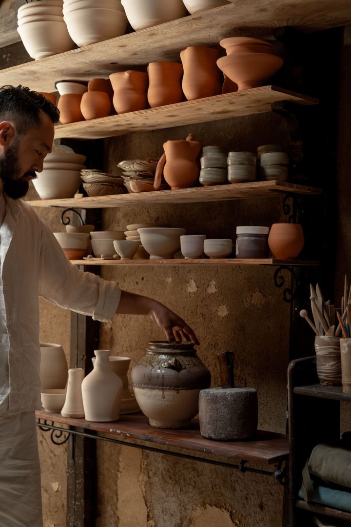 焼成前の器が並ぶ工房に隣接し、制作風景が見えるカフェでは、その場で作られた器で飲食を楽しむことができる。Photo_ Kate Berry