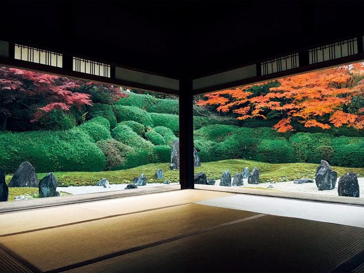 波心庭には三尊仏に見立てた三尊石が3組あり、釈迦三尊、阿弥陀三尊、薬師三尊を、白砂は大海を表す。