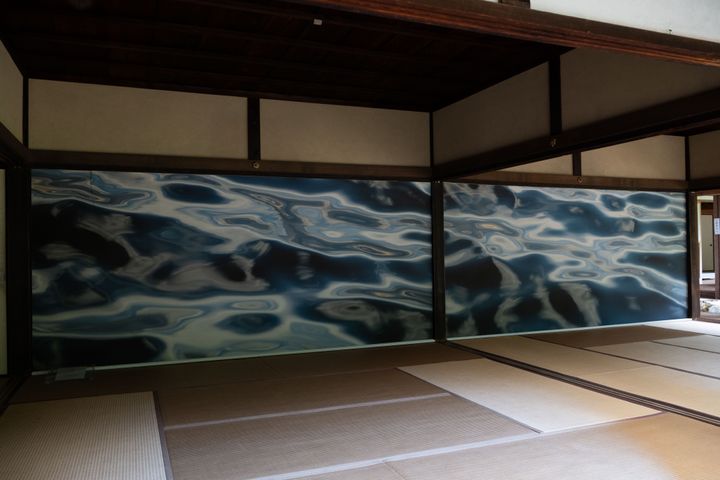 俳優・鶴田真由と調香師・沙里の展示「水織」は、10月4日〜19日（日）開催。