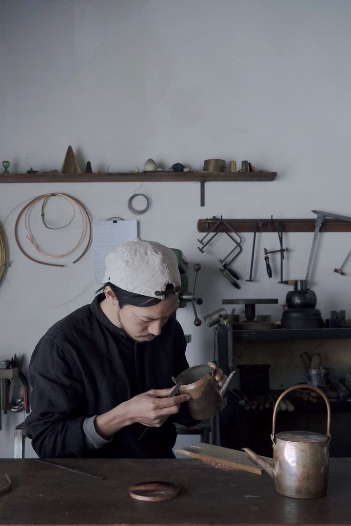 「絞り」という手法を用いて、一枚の銅板を自らの手で叩き、磨き上げてやかんを製作。