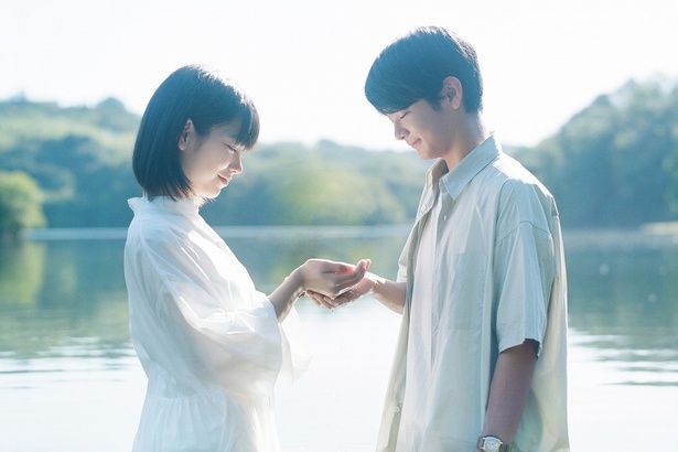 4位は芥川なおのベストセラー小説を実写映画化した『ストロベリームーン 余命半年の恋』 [c]2025「ストロベリームーン」製作委員会
