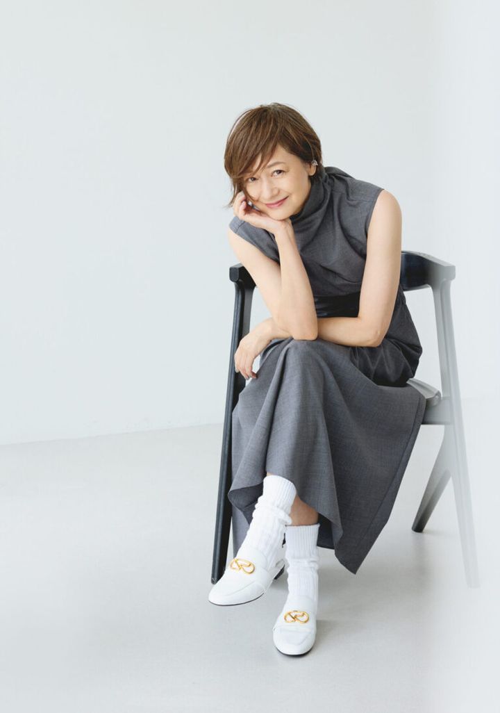 ソックス¥2,420／ショウワタベ（ザ テイストメイカーズ アンド コー）、ワンピース¥118,800／ハルノブムラタ（ザ・ウォールショールーム）、サンダル¥126,500 ／セルジオ ロッシ（セルジオ ロッシ ジャパン カスタマーサービス）、イヤカフ¥24,200／A.D.M.J（アクセソワドゥマドモワゼル）