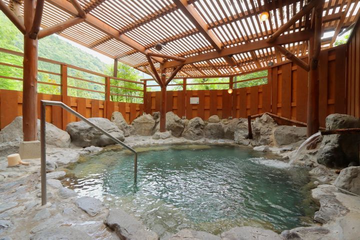 男性用の浴場。湯船からは山々を眺められ、小川のせせらぎも聞こえる