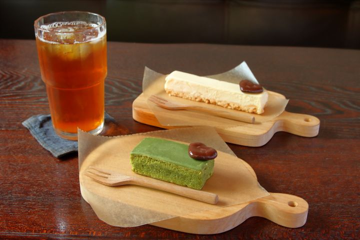 スティックチーズケーキ（手前：川根オーガニック抹茶、奥：プレーン）は各400円、川根の紅茶550円