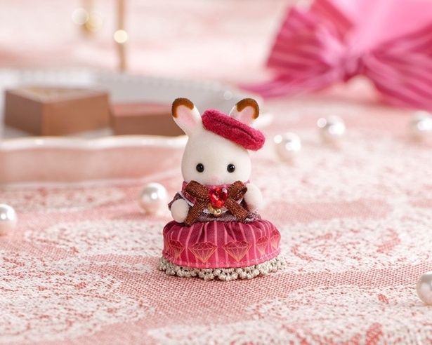 高級感のあるドレスを着たうさぎの赤ちゃんが登場！