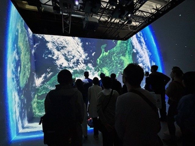 空飛ぶクルマシアターを体験する来場者