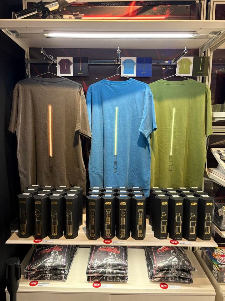 STAR WARSライトセーバーBOX入り 蓄光Tシャツ オビワン／ヨーダ／ダース・ベイダー