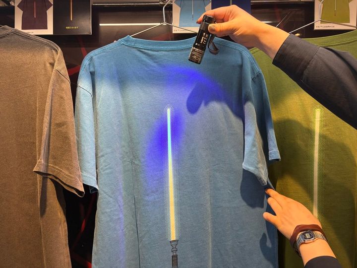 STAR WARSライトセーバーBOX入り 蓄光Tシャツ オビワン／ヨーダ／ダース・ベイダー