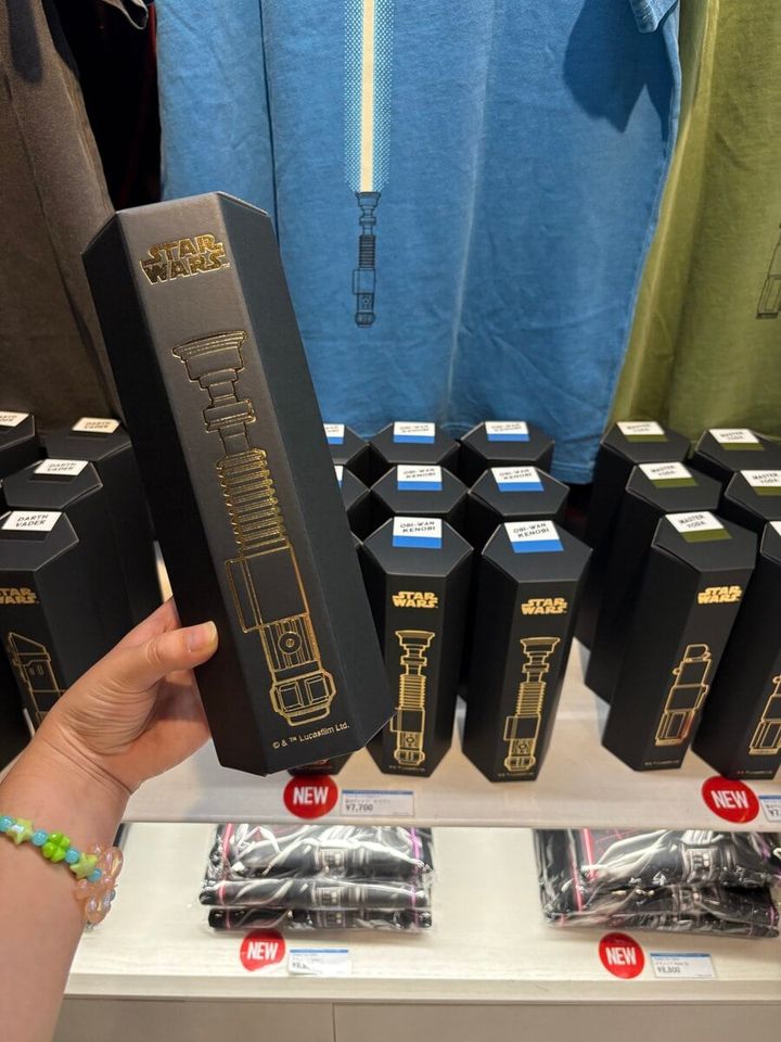 STAR WARSライトセーバーBOX入り 蓄光Tシャツ オビワン／ヨーダ／ダース・ベイダー