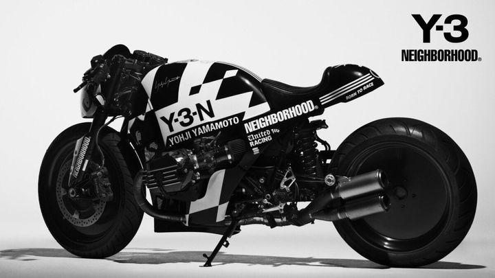 また本コレクションのキービジュアルでは David Gwyther がペイントを手掛けCherry's Companyが製作したカスタム・モーターサイクルをフィーチャーし、モノクロ写真でコレクションの中心にある反逆のエネルギーを鮮烈に表現する。