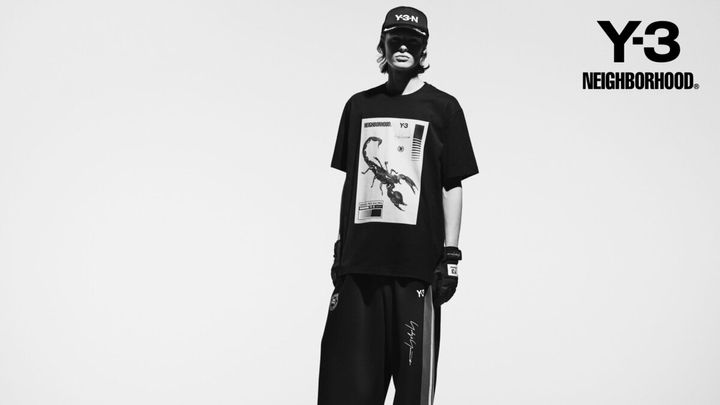 パリでのプレゼンテーションで披露された 1 点物のカスタム・ヘルメットに用いられたオリジナルデザインを、T シャツに落とし込み、サソリ、カエル、そして蛾、3 種のモチーフがそれぞれに刻まれる。