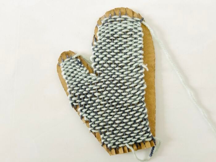 『段ボール編み機』でふわふわミトンが作れちゃった！地厚で鍋つかみにもおすすめです♪