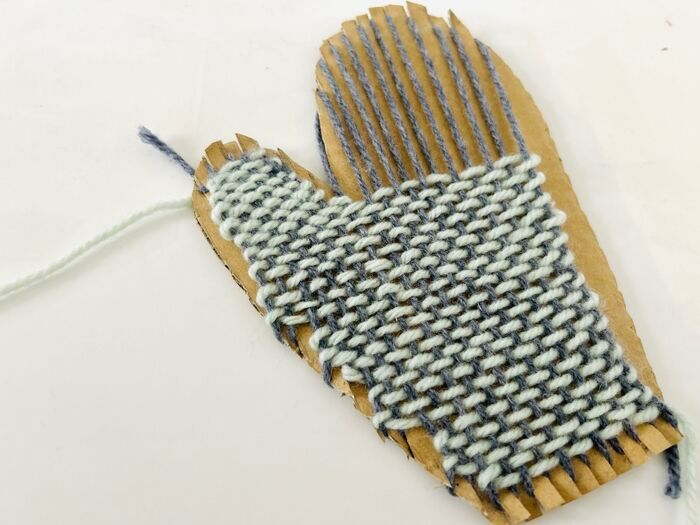 『段ボール編み機』でふわふわミトンが作れちゃった！地厚で鍋つかみにもおすすめです♪