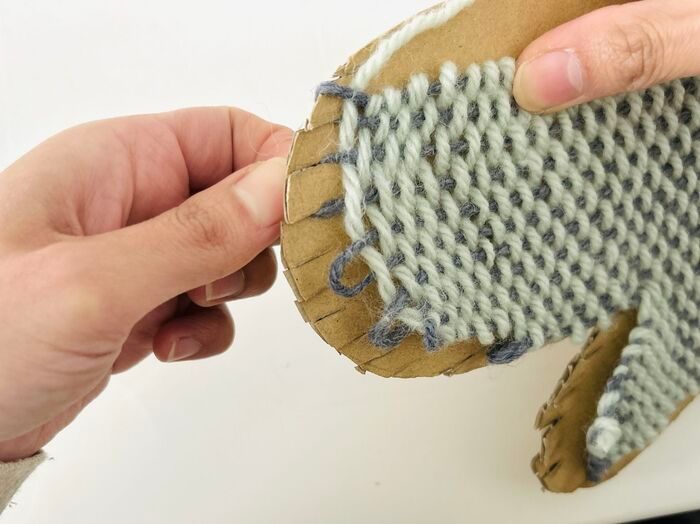 『段ボール編み機』でふわふわミトンが作れちゃった！地厚で鍋つかみにもおすすめです♪