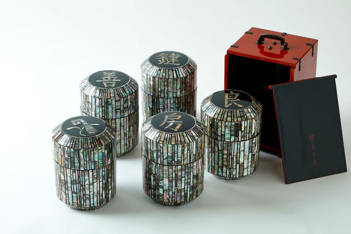 黒田辰秋《螺鈿くずきり用器／岡持ち》